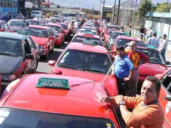 Noticia Radio Panamá | Taxistas protestan y causan caos en Costa Rica