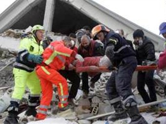 Noticia Radio Panamá | Rescatan 60 personas entre los escombros tras sismo en Italia