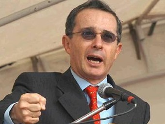 Noticia Radio Panamá | Uribe denuncia conspiracion internacional en su contra.