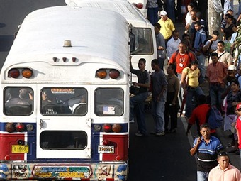 Featured image for “Transportistas públicos van a paro”