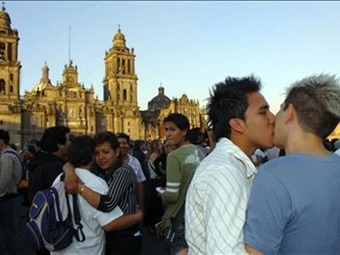 Noticia Radio Panamá | México, primera ciudad de Latinoamérica en aprobar el matrimonio homosexual