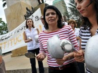 Noticia Radio Panamá | La Cruzada Civilista que luchó contra la dictadura protesta contra Martinelli