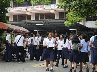 Noticia Radio Panamá | Protestas de educadores amenazan curso escolar en Panamá
