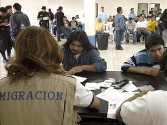 Noticia Radio Panamá | Panamá deportó 110 extranjeros por irregularidades migratorias