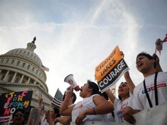 Featured image for “Decenas de miles marcharon en Washington para exigir una reforma migratoria”