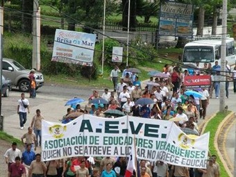 Noticia Radio Panamá | Docentes protestan en Veraguas por situación en Bocas