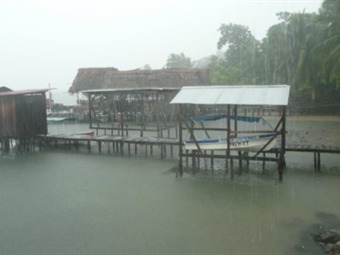 Noticia Radio Panamá | Bocas del Toro afectado por derrumbes y obstrucción de vías