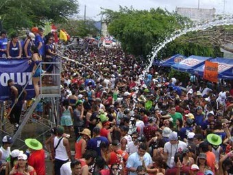 Noticia Radio Panamá | Polémica por ubicación de tarimas en Carnaval acuático de Penonomé