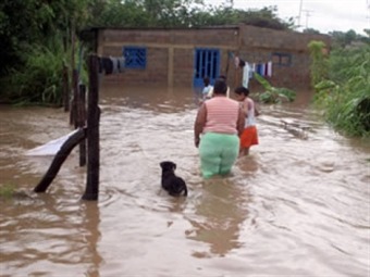 Noticia Radio Panamá | Desbordamiento de ríos en Colón afecta a más 28 viviendas