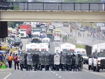 Noticia Radio Panamá | Antimotines despejan la vía en la 24 de Diciembre