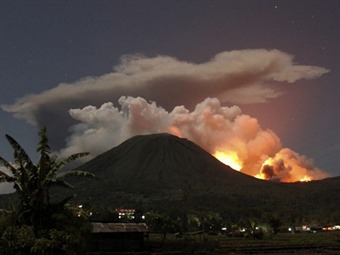 Noticia Radio Panamá | Volcán indonesio Lokon entra en erupción