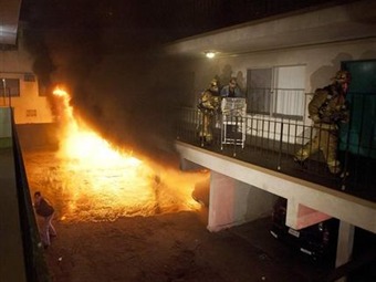 Noticia Radio Panamá | Doce autos incendiados más en Los Angeles; un detenido