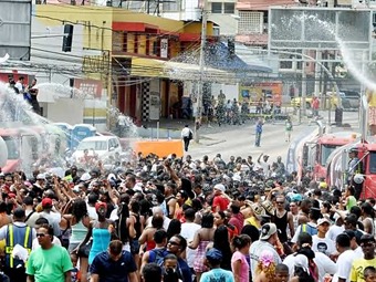 Noticia Radio Panamá | MINSA multará a quienes usen agua de hidrantes durante el Carnaval