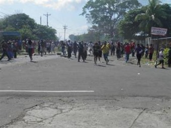 Noticia Radio Panamá | Antidisturbios lanzan gases y perdigones en vía hacia Quebrada Guabo