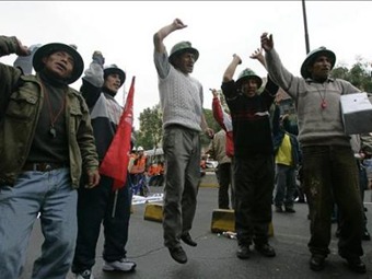 Noticia Radio Panamá | Perú legalizará a mineros informales para sofocar una protesta