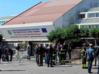 Noticia Radio Panamá | Bomba estalla afuera de escuela en Italia: muere una estudiante