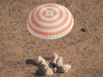 Noticia Radio Panamá | Cápsula espacial Soyuz aterriza en Kazajistán