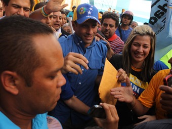 Noticia Radio Panamá | A 15 de días de las elecciones, Chávez y Capriles se pelean voto a voto