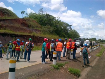 Noticia Radio Panamá | Obreros cierran la Interamericana para exigir pago de quincena