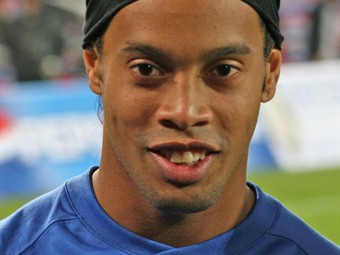 Noticia Radio Panamá | Ronaldinho, homenajeado en Bolivia