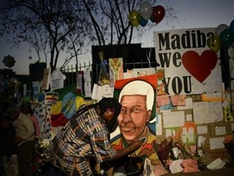 Noticia Radio Panamá | Flores y mensajes para Mandela en el hospital donde está ingresado