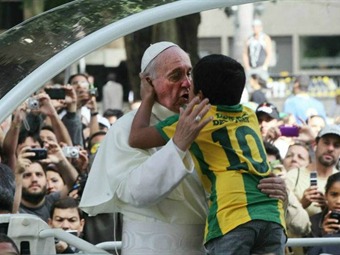 Noticia Radio Panamá | Niño que burló la seguridad y abrazó al Papa cuenta de qué habló con el Pontífice