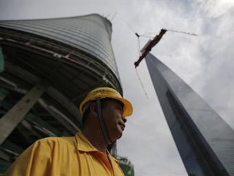 Noticia Radio Panamá | Instalan última viga en edificio más alto de China