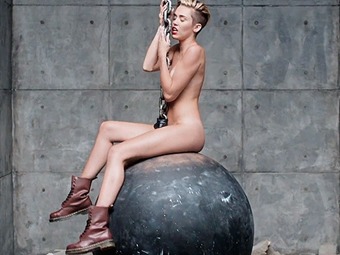 Noticia Radio Panamá | Miley Cyrus se desnuda en su nuevo vídeo, «Wrecking Ball»