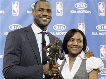Noticia Radio Panamá | «Ella es mi campeón»: LeBron James escribe homenaje a su madre