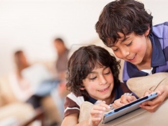 Noticia Radio Panamá | Niños estadounidenses usan tablets, pero sólo la mitad para leer
