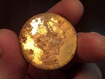 Noticia Radio Panamá | Hallan monedas de oro enterradas en jardín