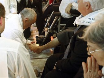 Noticia Radio Panamá | El papa lava pies de enfermos e incapacitados