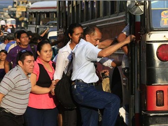 Noticia Radio Panamá | La violencia de las ‘maras’ asedia al transporte público en El Salvador