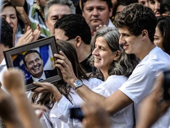 Noticia Radio Panamá | Brasil despide a Campos entre consignas políticas y cantos religiosos