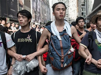 Noticia Radio Panamá | Grupos leales a Pekín atacan en Hong Kong a jóvenes prodemocracia