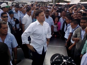 Noticia Radio Panamá | Presidente Varela firma acuerdo con operadores de Metrobus