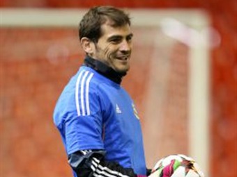 Noticia Radio Panamá | Casillas iguala a Xavi Hernández como jugador con más partidos
