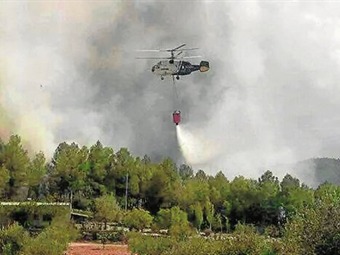 Noticia Radio Panamá | Fuerza Aérea colombiana a regado más de 30 mil galones de agua para apagar incendios forestales