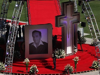 Noticia Radio Panamá | Florinda Meza prohibió el acceso a la tumba de Chespirito