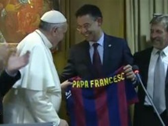 Noticia Radio Panamá | Bartomeu entregó una camiseta en El Vaticano al Papa