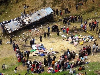 Noticia Radio Panamá | Aumentan a 19 los muertos tras la caída de un autobús a abismo en sur de Perú