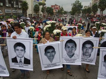 Noticia Radio Panamá | Padres de normalistas de Ayotzinapa piden ayuda a líder del crimen organizado