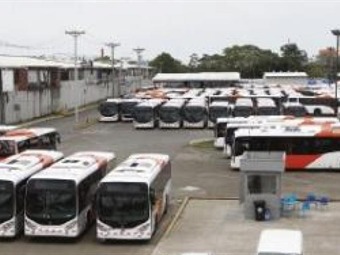 Noticia Radio Panamá | Comisión de Gobierno recorre nuevamente patios del Metrobus después de último paro por parte de conductores