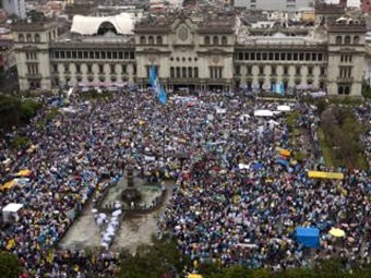 Noticia Radio Panamá | Miles de personas piden en la calle la renuncia del presidente Otto Pérez