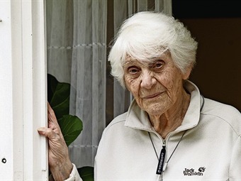 Noticia Radio Panamá | Una mujer de 102 años logra el doctorado que le negaron los nazis