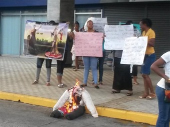Noticia Radio Panamá | Familiares de los detenidos por pandillerismo en Colón amanecieron en la Fiscalía Anticorrupción