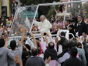 Noticia Radio Panamá | Miles de fieles salieron a las calles de Quito para recibir al papa Francisco