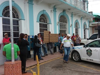 Noticia Radio Panamá | Obreros protestan frente al Municipio de Aguadulce
