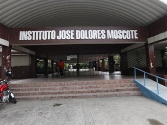 Noticia Radio Panamá | Meduca traslada a directora para frenar paro en el Instituto José D. Moscote