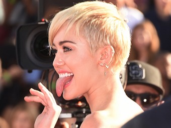 Noticia Radio Panamá | Miley Cyrus se enfadó con Leonardo DiCaprio por no compartir su cigarrillo electrónico